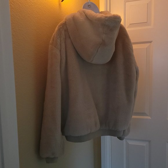 Blanc Noir   sheered faux furJacket  Super soft  NWOT 🤍🤍🤍🤍🤍✨ - Picture 13 of 13